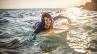 Si vous voulez vous mettre au surf cet été, voici comment bien débuter
