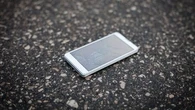 "S'il tombe sur le trottoir, c'est lui qui se fissure..." : une entreprise française dévoile un écran de protection ultra-résistant pour smartphone