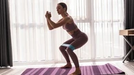 Quatre exercices à réaliser avec un élastique pour muscler rapidement l'ensemble du corps