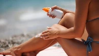 Quel est le meilleur moment pour se mettre de la crème solaire avant de s'exposer au soleil ? Cette dermato vous donne les conseils pour bien se protéger