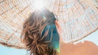 "Ça forme un voile protecteur" : ces soins indispensables pour protéger vos cheveux du soleil, du sel et du chlore cet été