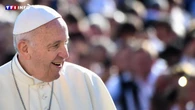 Le pape François a-t-il arboré une "croix LGBT" lors d'une rencontre publique ?