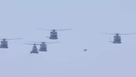 Défilé du 14-Juillet : les hélicoptères volent au-dessus des véhicules qui défilent au sol, une première
