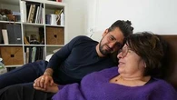 "J'ai tout le temps de reprendre un boulot" : à 33 ans, Théo a tout quitté pour s'occuper de sa mère malade