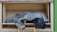 J'ai laissé un sac de vêtements à côté de la borne qui était pleine, puis-je contester l'amende de 350 euros ? Le 13H à vos côtés