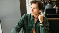 "C'est tellement léger qu'on les oublie" : fini les douleurs et les inconforts ! Les écouteurs à oreilles libres font un carton