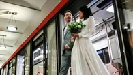 "La possibilité de se marier dans un décor unique" : des noces insolites célébrées dans le métro de Moscou