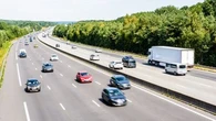 Sur la route des vacances, il oublie sa femme sur l'aire d'autoroute et s'en rend compte... 300km plus tard