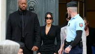 Agression de Kim Kardashian à Paris en 2016 : la star demande un euro de dommages et intérêts aux "papys braqueurs"