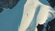 "La peur est ton meilleur ami" : les images de la première mondiale du skieur-parachutiste Matthias Giraud au cœur du Mont-Blanc
