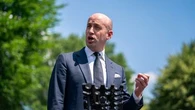 Qui est Stephen Miller, l'homme qui murmure une politique migratoire radicale à l'oreille de Trump ?