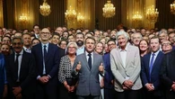Macron raille ceux qui viennent "au secours de l'IA" mais veulent "taxer la réussite"