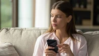 "On joue avec les insécurités de l'autre" : Méfiez-vous de cette technique de séduction (et de manipulation) proposée par les love coachs pour attirer l'être aimé
