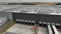 "On est assis sur une mine d'électricité solaire" : à Amiens, un gigantesque toit photovoltaïque qui en annonce d'autres ?