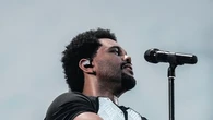 The Weeknd tout feu tout flamme en concert au Stade de France : "J'ai toujours l'impression d'être à la maison ici"