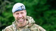 Béret, treillis et barbe bien taillée… Pourquoi le prince William a-t-il remis l’uniforme ?