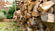 "C'est arrivé à plein de personnes" : comment éviter les (nombreuses) arnaques au bois de chauffage ?