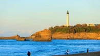 Biarritz : un pan de falaise s'effondre près d'une plage, deux plongeurs activement recherchés