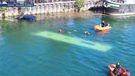 Un bus tombe dans la Seine : les images à peine croyables de l'accident