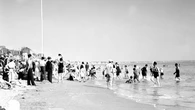 Été 1936, pour la première fois, la dignité ouvrière pose ses valises sur le sable