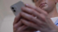 "Elle m'a fait ça sur son canapé" : le danger des injections illégales effectuées par de faux chirurgiens esthétiques