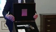 "Il veut montrer que l'empire turc est toujours là" : quand Erdogan offre un revolver et six balles aux leaders de l'Otan