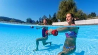 Quatre exercices simples pour se muscler en douceur dans la piscine pendant les vacances
