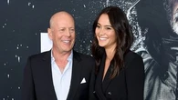 "Il va bien, avec une maladie qui n'est pas bienveillante" : l'épouse de Bruce Willis raconte son combat dans un livre