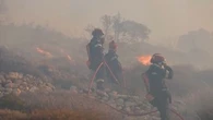 "Beaucoup de maisons ont déjà brûlé" : les images du violent incendie et des évacuations de touristes en Crète