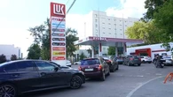 "C'est la quatrième station-service que je fais" : les Russes pour la première fois confrontés aux pénuries d'essence