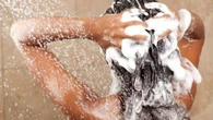 Soin des cheveux : à quelle température faut-il les laver selon les experts ?