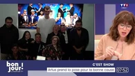 C'est show : Artus prend la pose pour la bonne cause