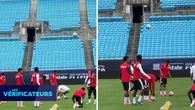 VÉRIF' - Les ballons rebondissent à peine : cette vidéo prouve-t-elle la mauvaise qualité des pelouses pour la Coupe du monde ?