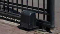 Mon voisin a installé en mon absence un portail qui dépasse sur ma propriété, puis-je le faire enlever ? Le 13H à vos côtés