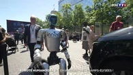 Robots humanoïdes : ils envahissent les Champs-Élysées !