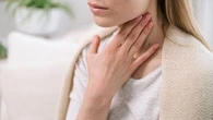 Comment savoir si je souffre d’une angine d’origine virale ou bactérienne ? Les conseils d’un médecin