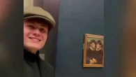"Une œuvre d'art belge au Louvre" : deux Tiktokeurs échappent à la sécurité pour accrocher leur tableau près de la Joconde