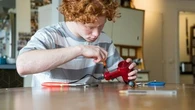"La fierté de réparer encourage à recommencer" : une entreprise organise des ateliers de réparation dans les collèges