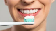 Ce dentifrice qui a fait le buzz sur les réseaux sociaux contient un ingrédient controversé