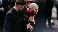 Des milliers de fans réunis pour un ultime adieu à Ozzy Osbourne, sa veuve Sharon ovationnée par la foule
