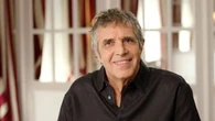 "Je suis un piètre grand-père" : Julien Clerc se confie sur sa famille dans "Sept à Huit"