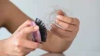 Mes cheveux tombent beaucoup quand on change de saison : ces produits et routines pour vous aider à les fortifier