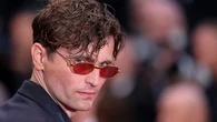"Je vais m'y consacrer corps et âme" : Raphaël Quenard incarnera bientôt Johnny Hallyday au cinéma