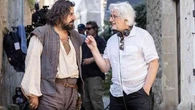 Artus dans la peau de Cyrano de Bergerac : découvrez la première image du film "Les Caprices de l'enfant roi"