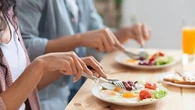 Manger plus tard serait un facteur d’obésité, selon la science