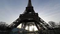 Trois personnes interpellées pour avoir escaladé et sauté en parachute depuis la Tour Eiffel