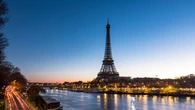 D'après cette légende urbaine, il est interdit de photographier la tour Eiffel à la nuit tombée... voici ce qu'il faut savoir