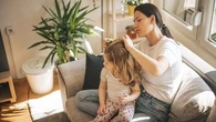 Peigne, traitements, huiles essentielles... quelle est la meilleure méthode pour se débarrasser des poux ?