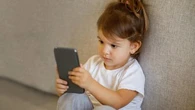 La moitié des enfants de moins de 3 ans exposés régulièrement aux écrans : comment accompagner les parents ?