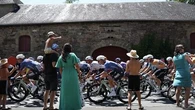 Tour de France 2026 : une voiture percute des barrières en Corrèze, un blessé en urgence absolue